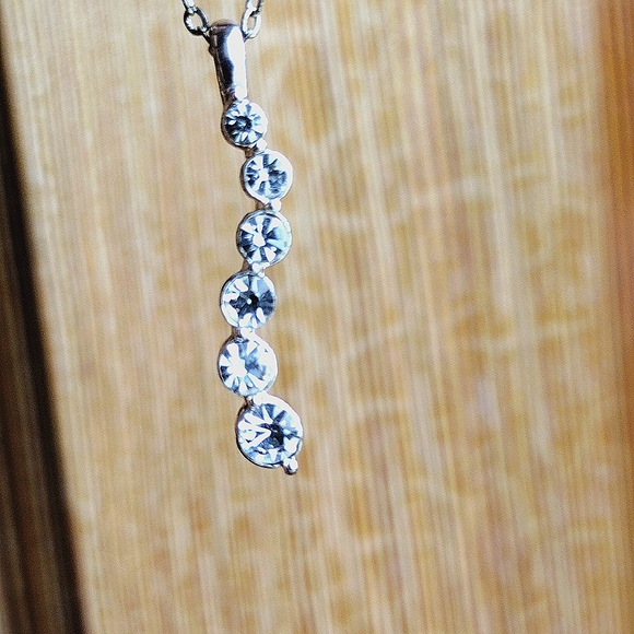 Gorgeous Sparkly Necklace - Picture 6 of 6